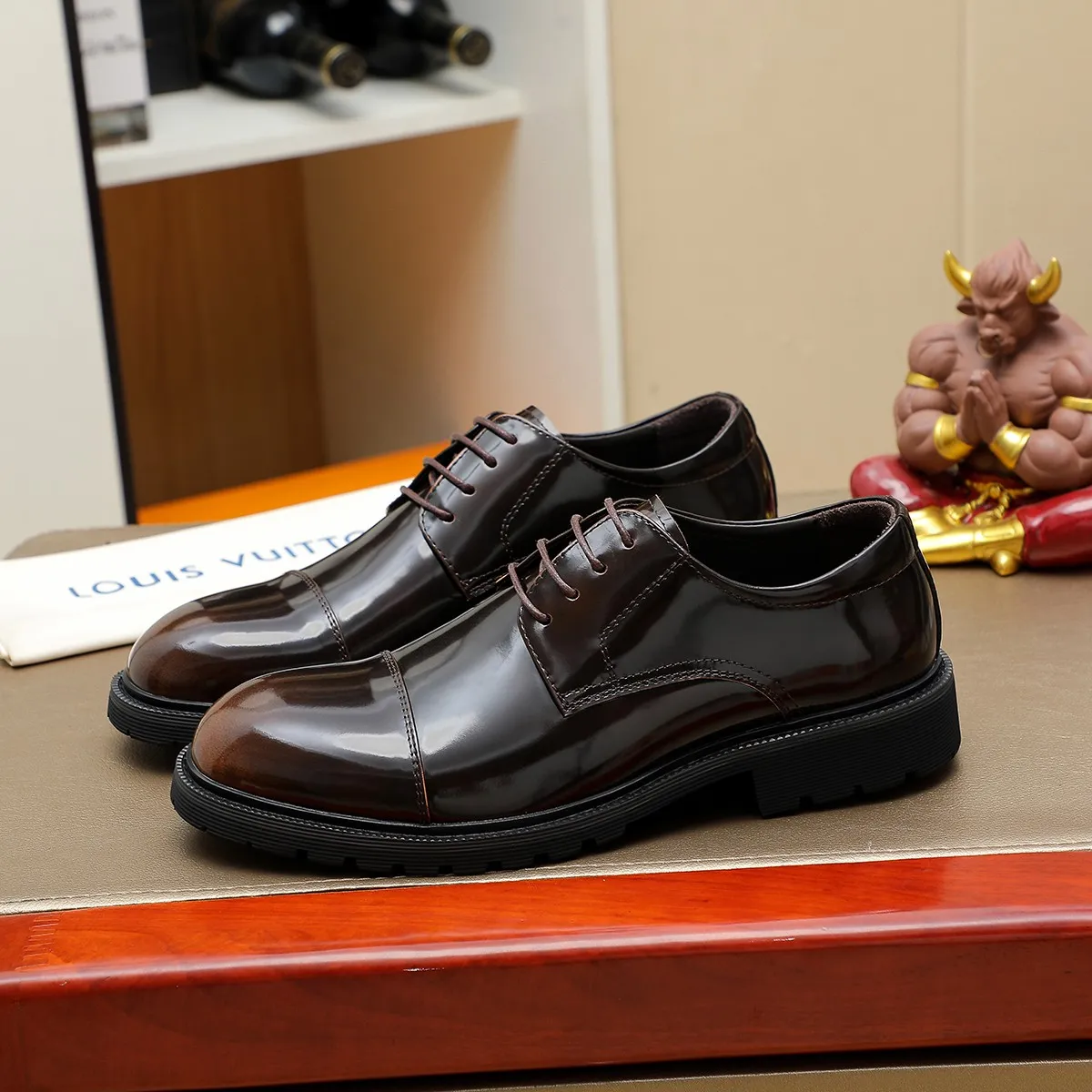 Men's shoes 💰660 💰 Louis Vuitton LV ® Autumn and Winter 🆕 models 🔛Full shoe counter First layer cowhide, 🐂Leather lined casual shoes for men, super soft outsole, essential for driving. Counter synchronization Original first layer cowhide Completely 1:1 mold customization 🌹Top version, 2 colors available! Number: 38-45 (37.46. Customized)